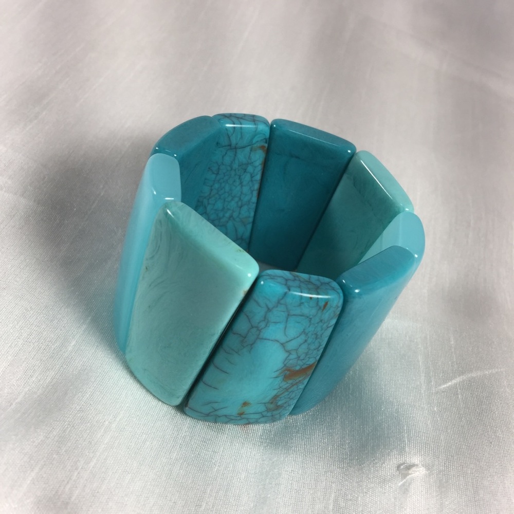 Light blue acrylic stretchy bracelet